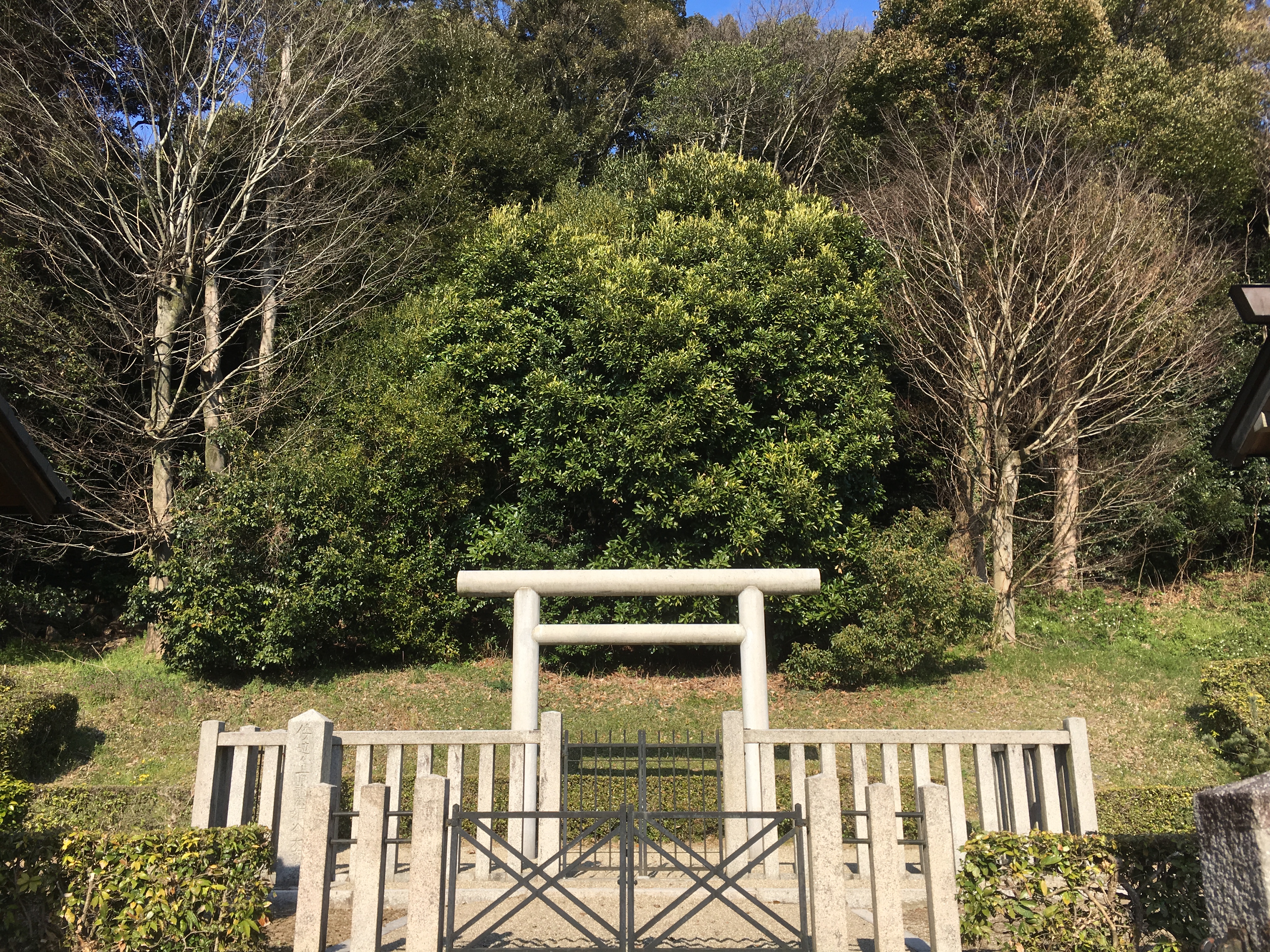 small white torii in front of Hashihaka Kofun