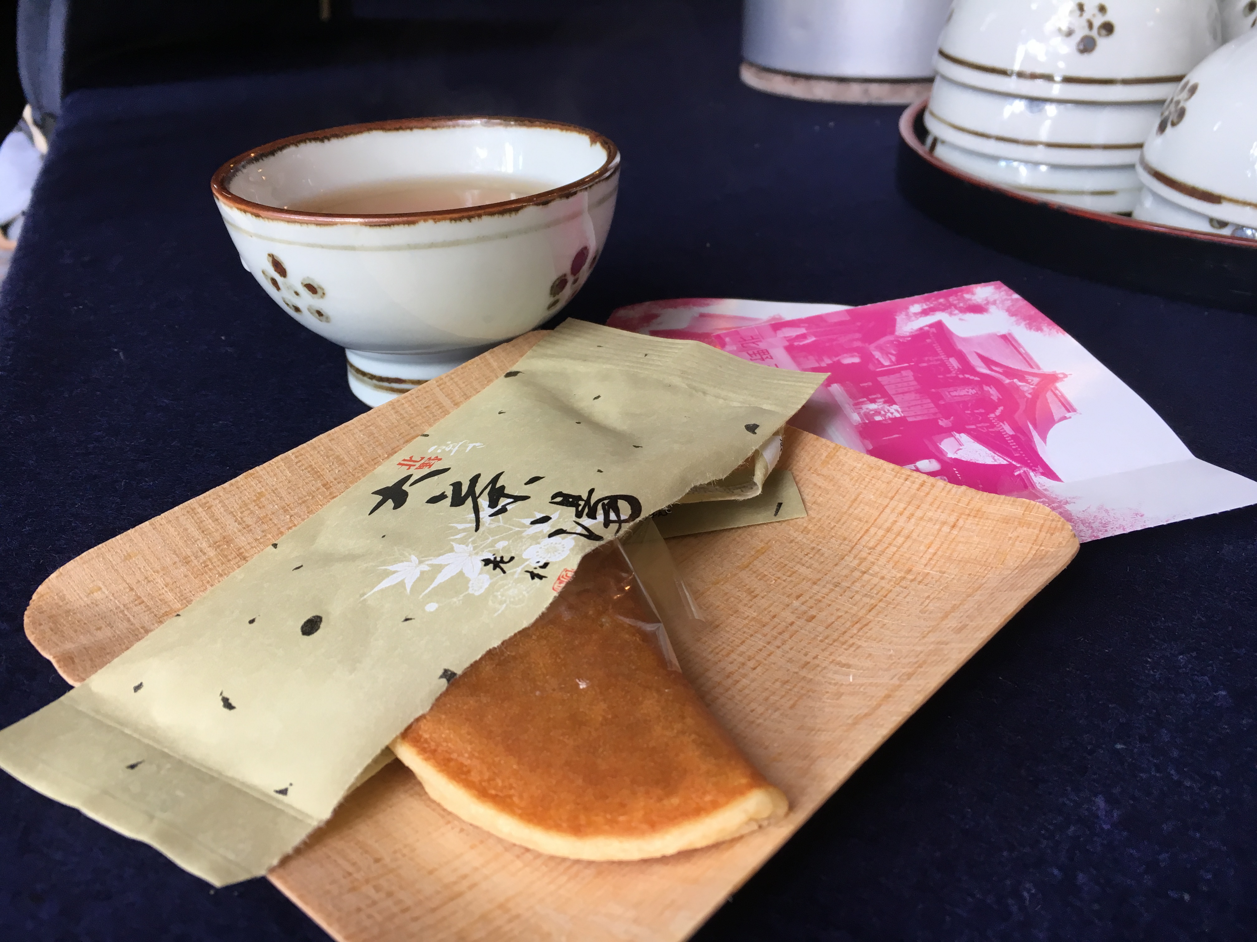 traditional japanese tea cake and cup of hojicha tea