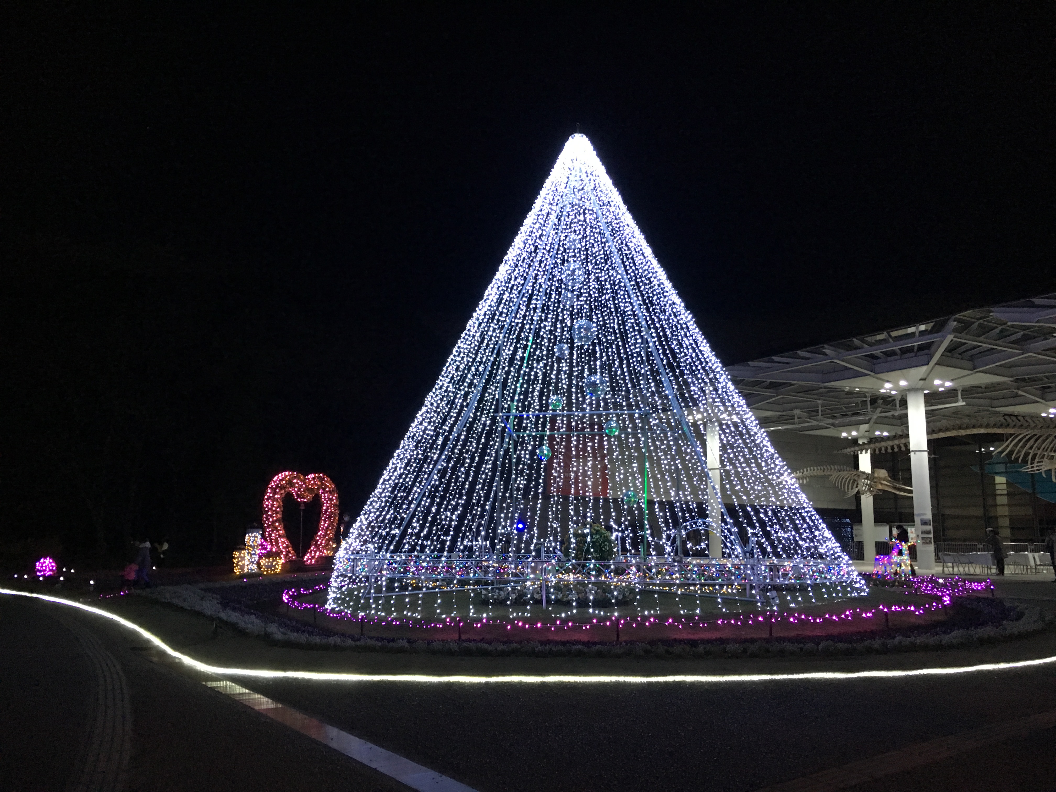 white christmas tree shaped illumination