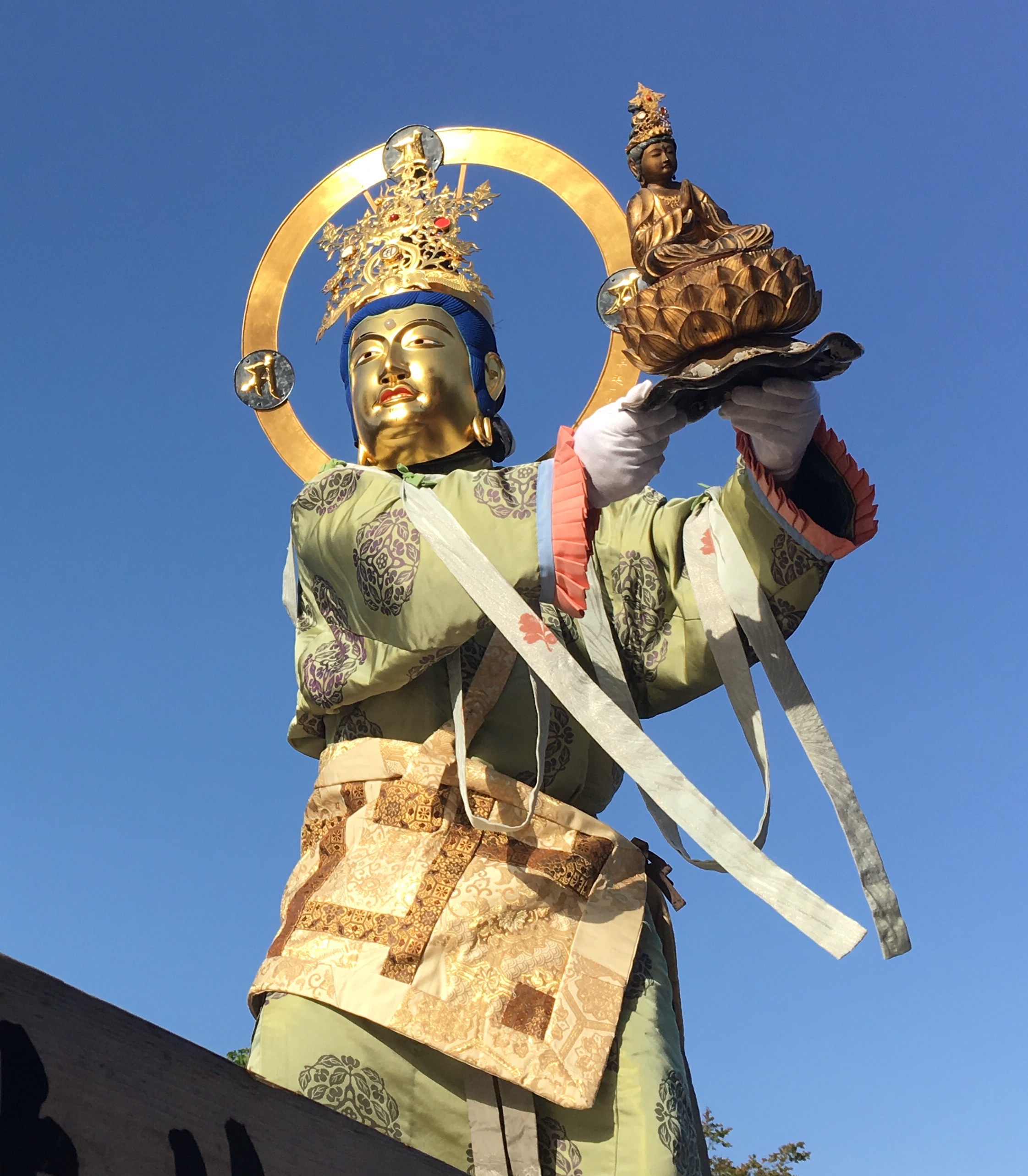 man dressed as Kannon Bosatsu performing at Taima-dera's Nerikuyo Festival
