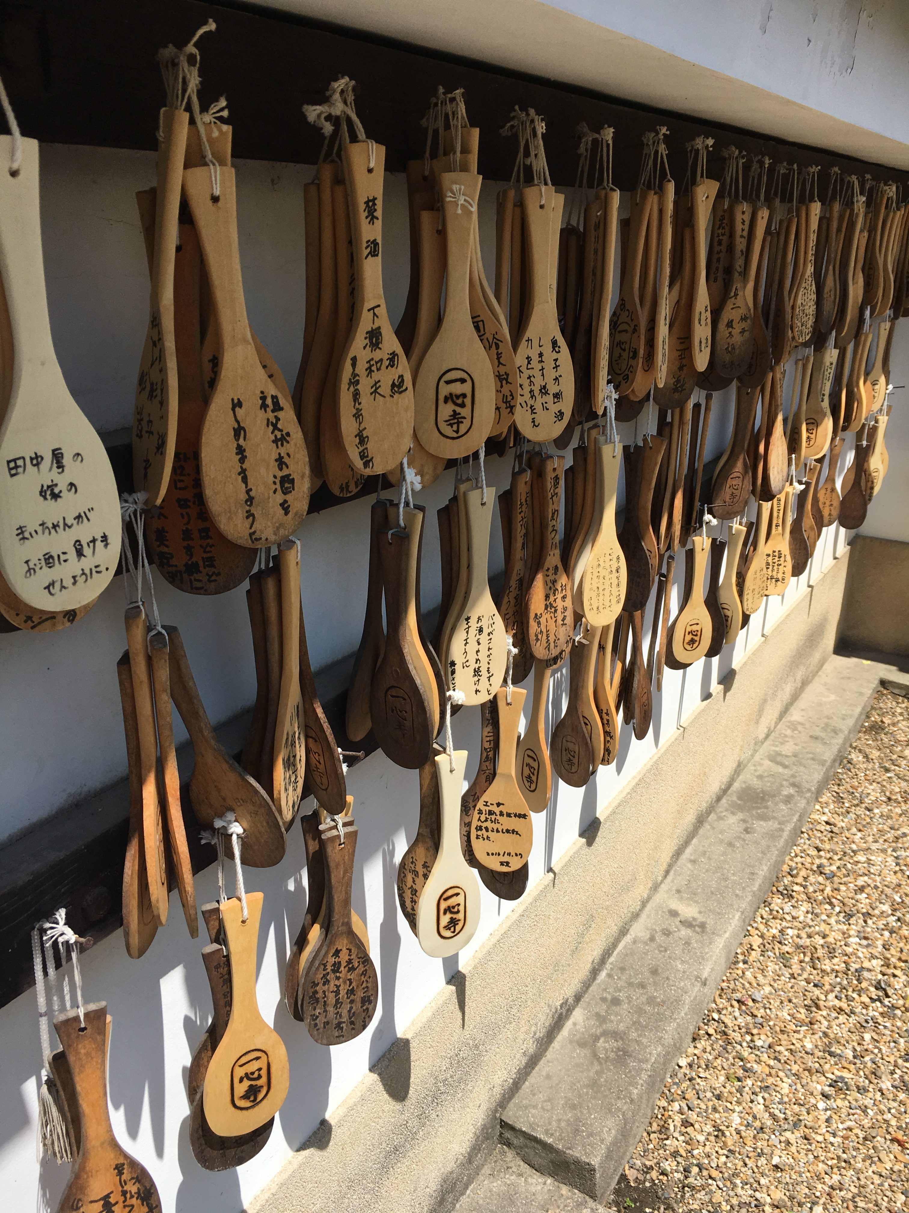 rows of rice paddles at the grave of Tadamoto Honda at Isshin-ji Temple