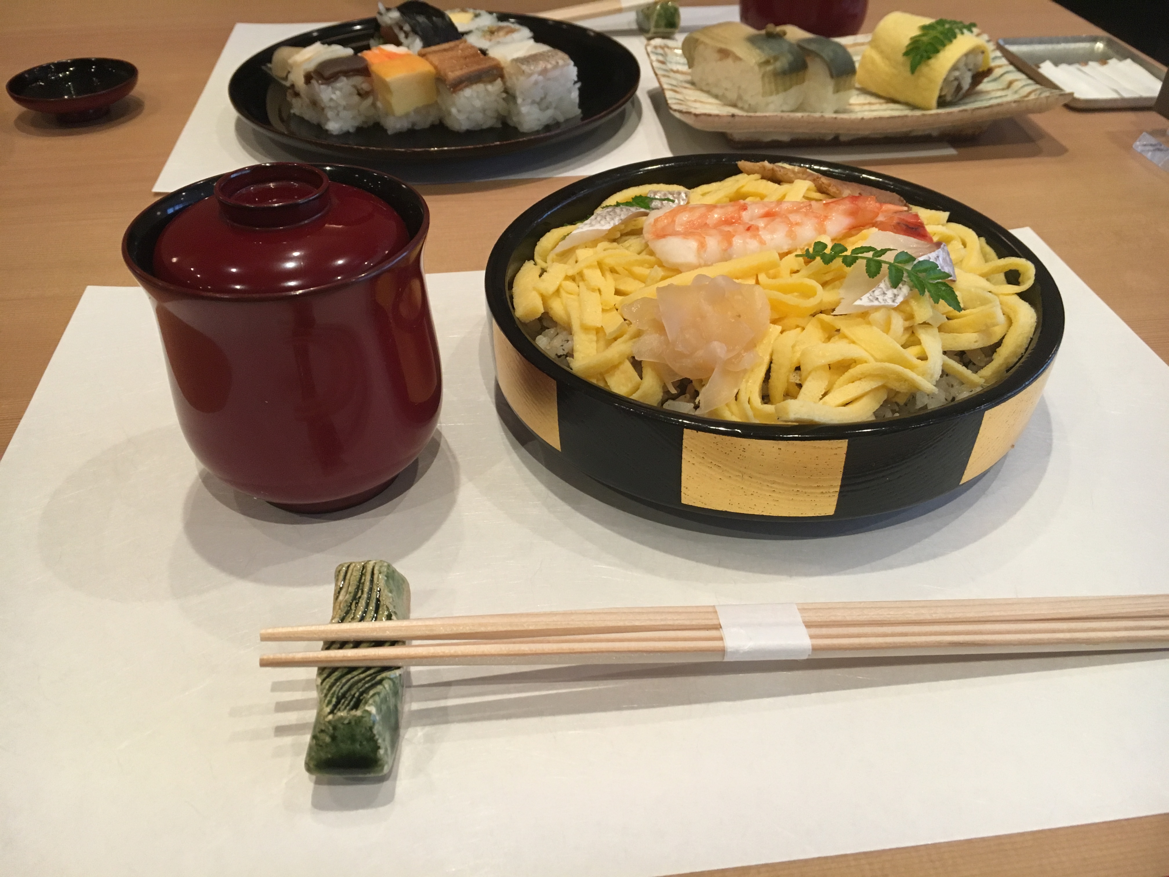 chirashi sushi at yoshino sushi