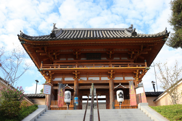 temple gate of soji-ji temple 