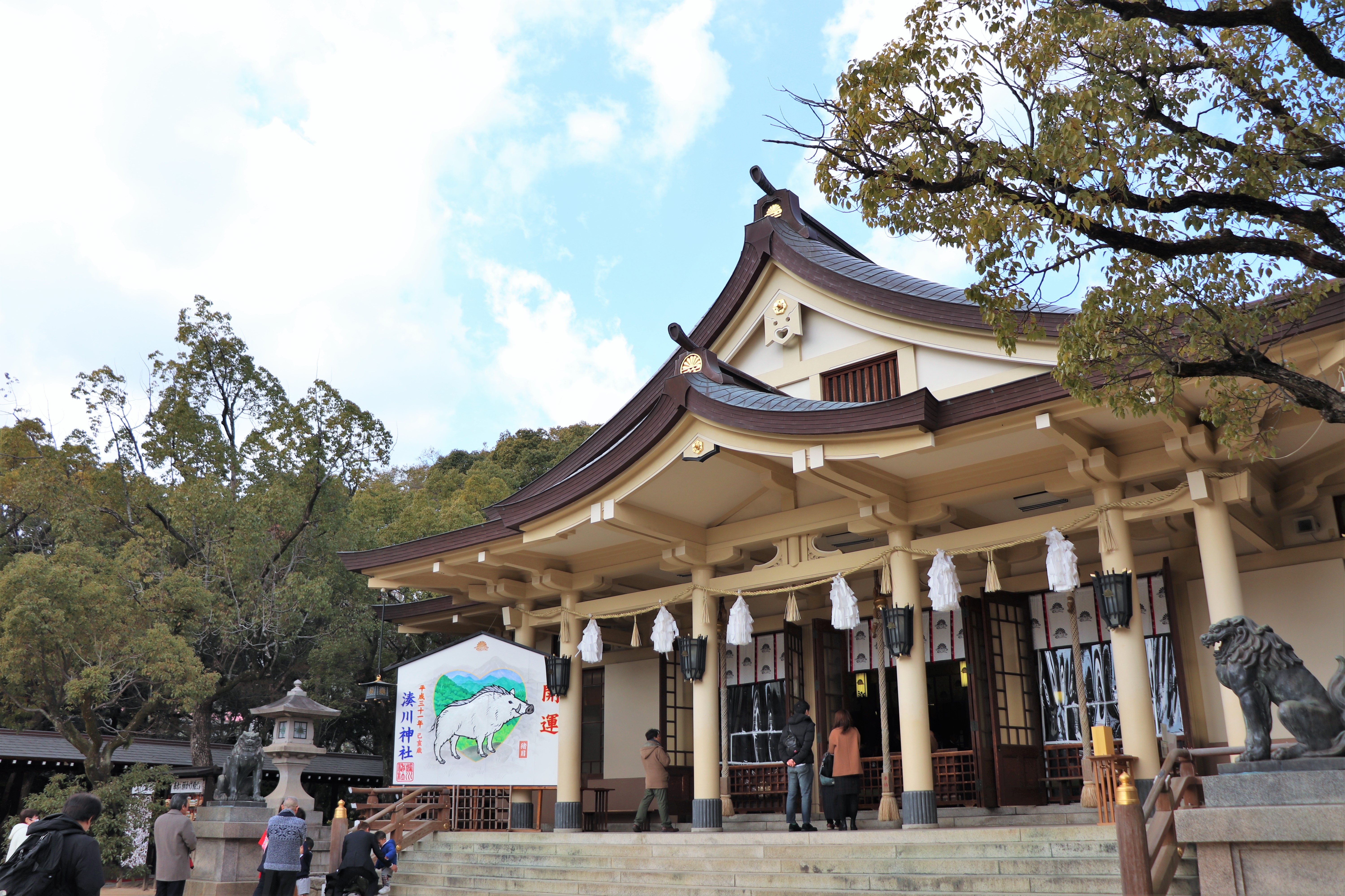 main building of Minatogawa Shrine; dedicated to Kusunoki Masashige