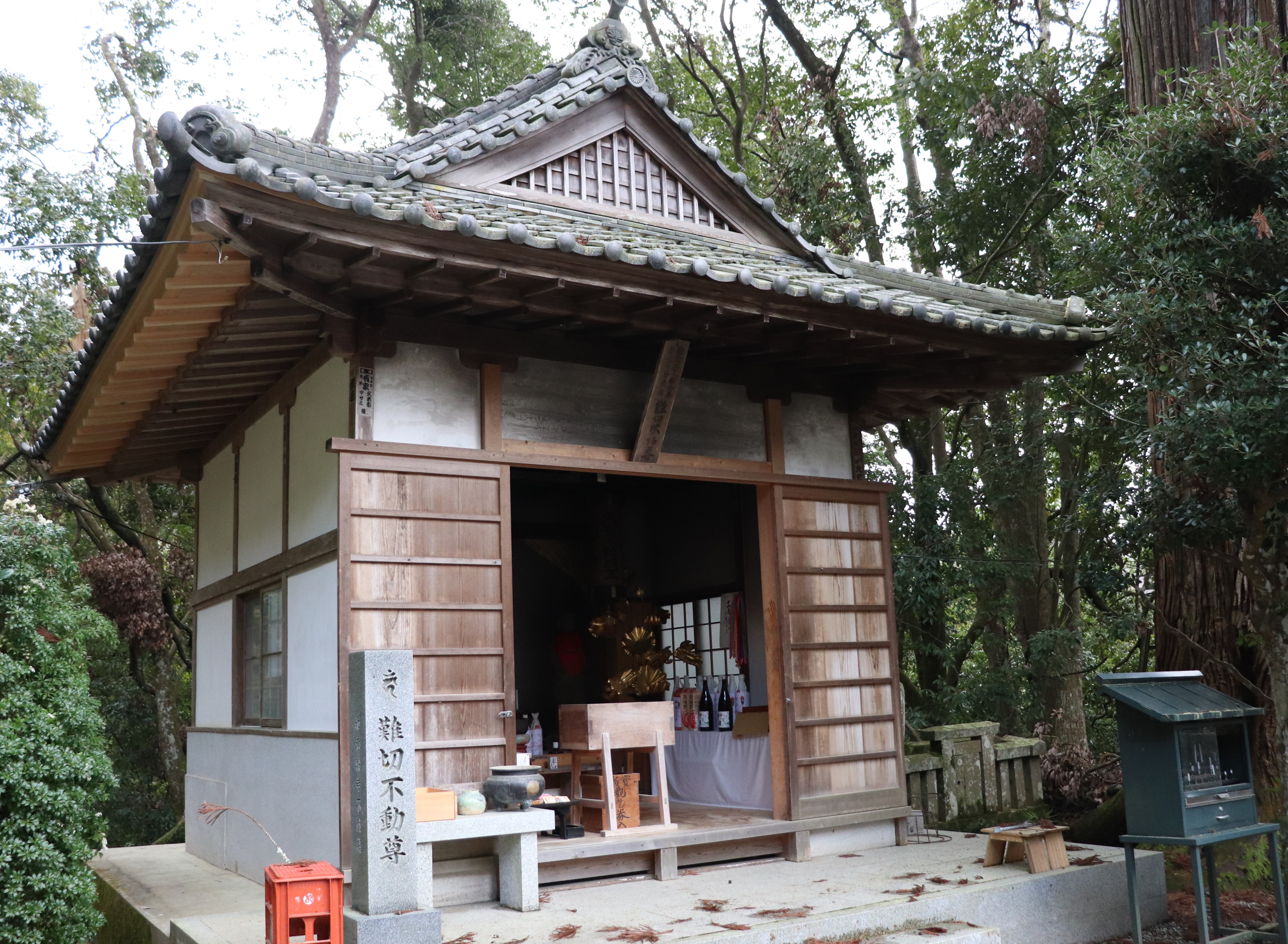 small temple ofr namikiri fudo at Nyoirin-ji Temple in yoshino Japan
