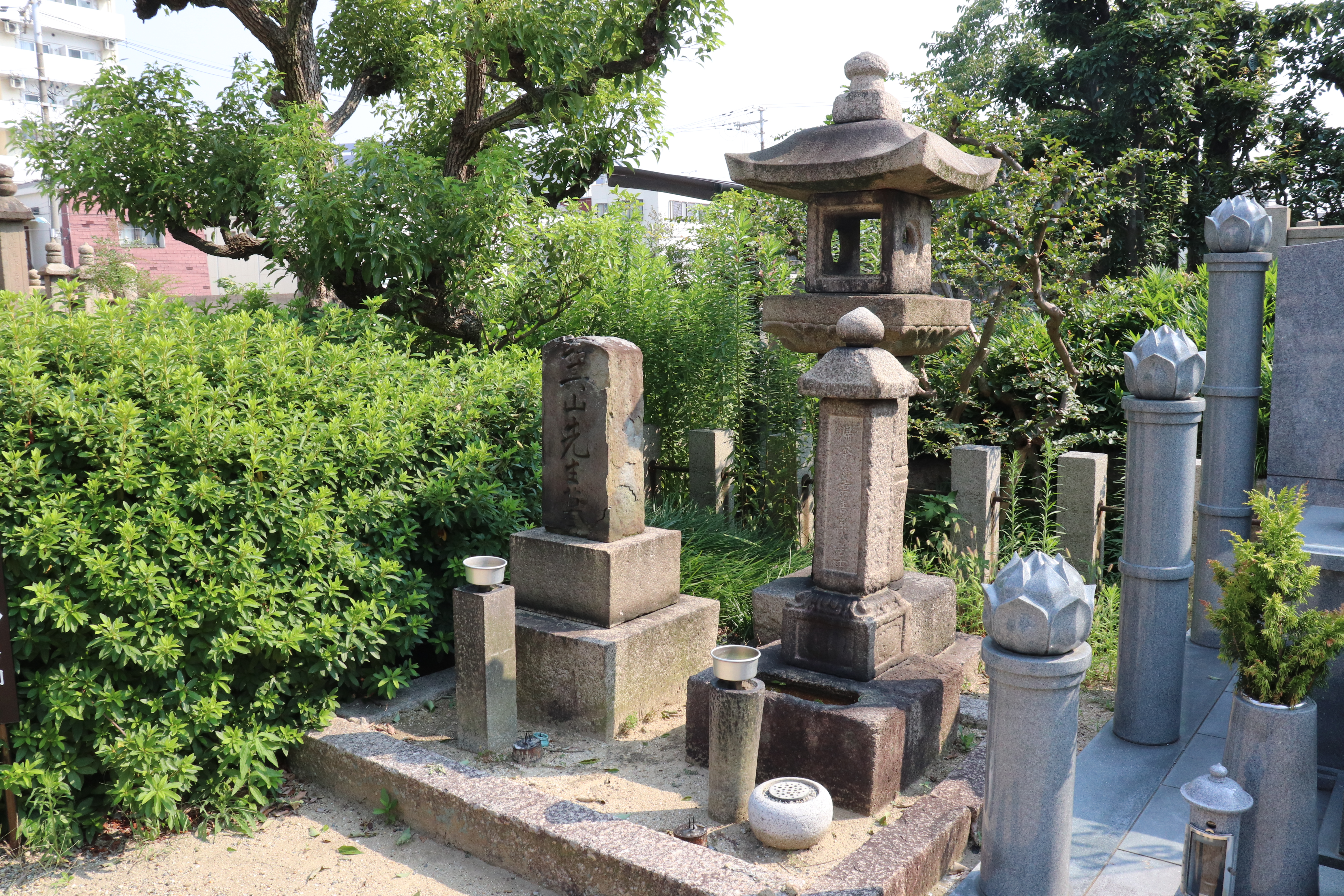 Grave og Miyoshi Motonaga in Kenpon-ji Temple, Sakai, Japan.