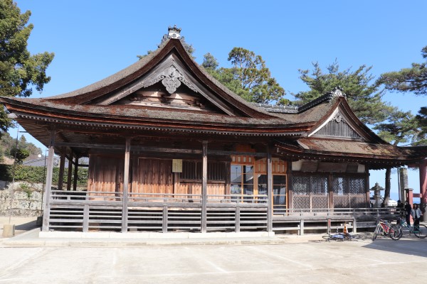 白髭神社の本殿と拝殿