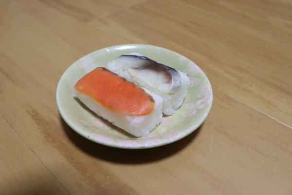 salmon and mackerel kakinoha-zushi