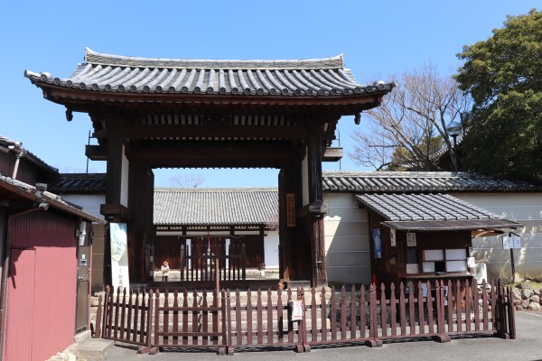 Shinyakushi-ji, the start of the Yamanobe no Michi