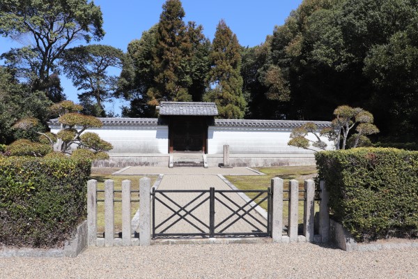  the tomb of "Emperor" Sudo on the Yamanobe no Michi