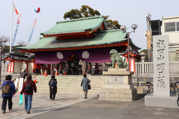 Entrance of Naritasan Fudoson Temple in Osaka, Japan