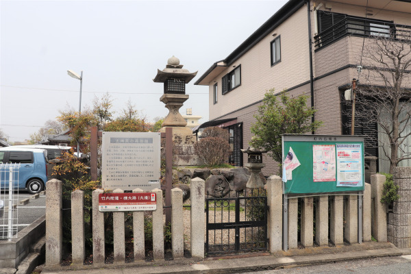 Stone lantern indicating the path to Ise on the Yoko-Oji in Nara