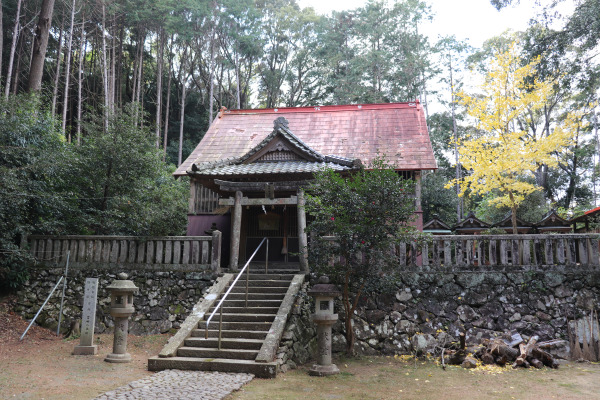 Yoshida Hachiman Shrine near the Kiiji Trail