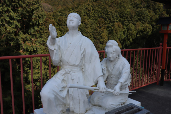 statues of Osato and Sawachi at Tsubosaka Temple