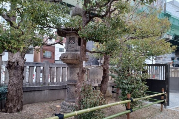 クボタが寄進した灯篭