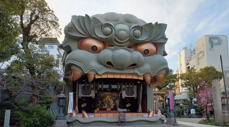 Big head of shishi in Namba Yasaka Shrine