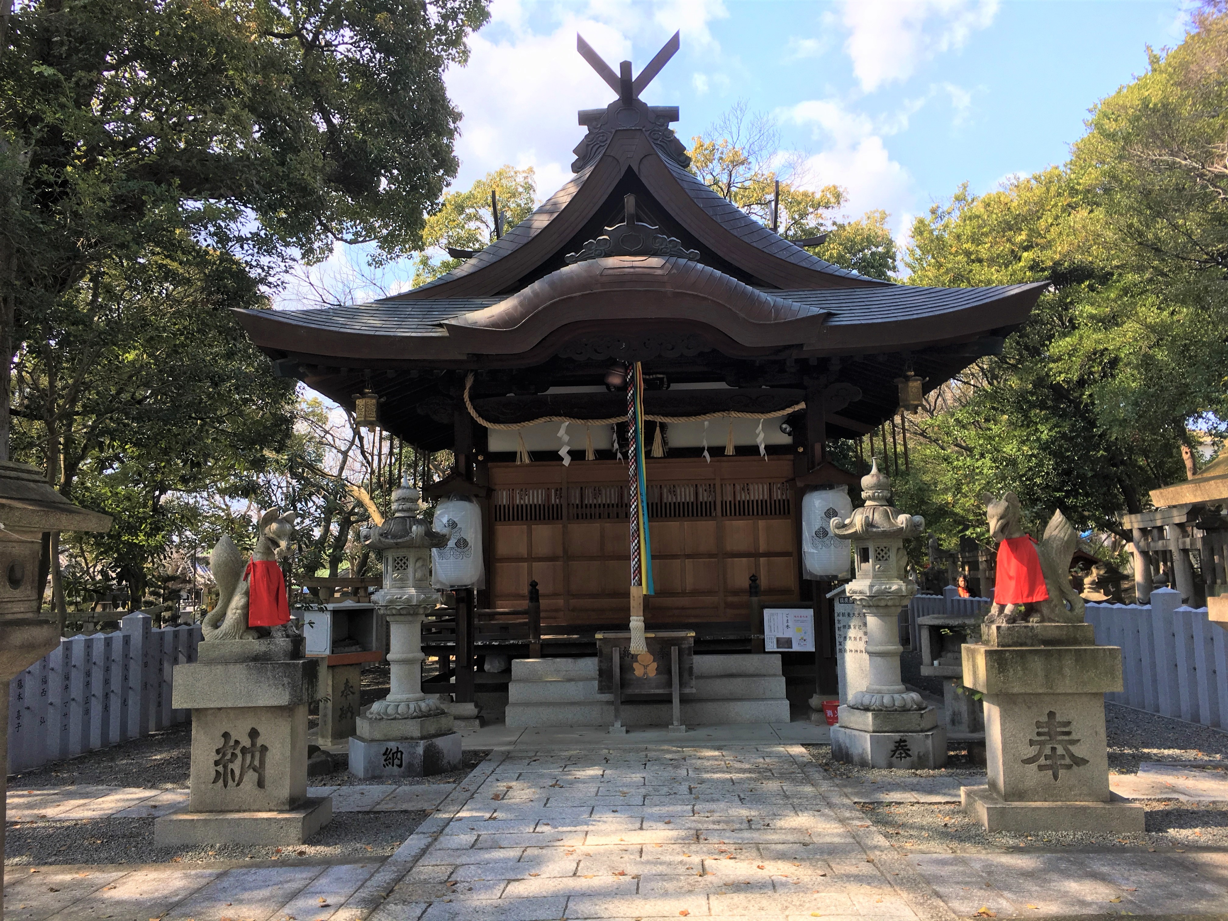 kuzu no ha inari haiden guarded by two fox statues