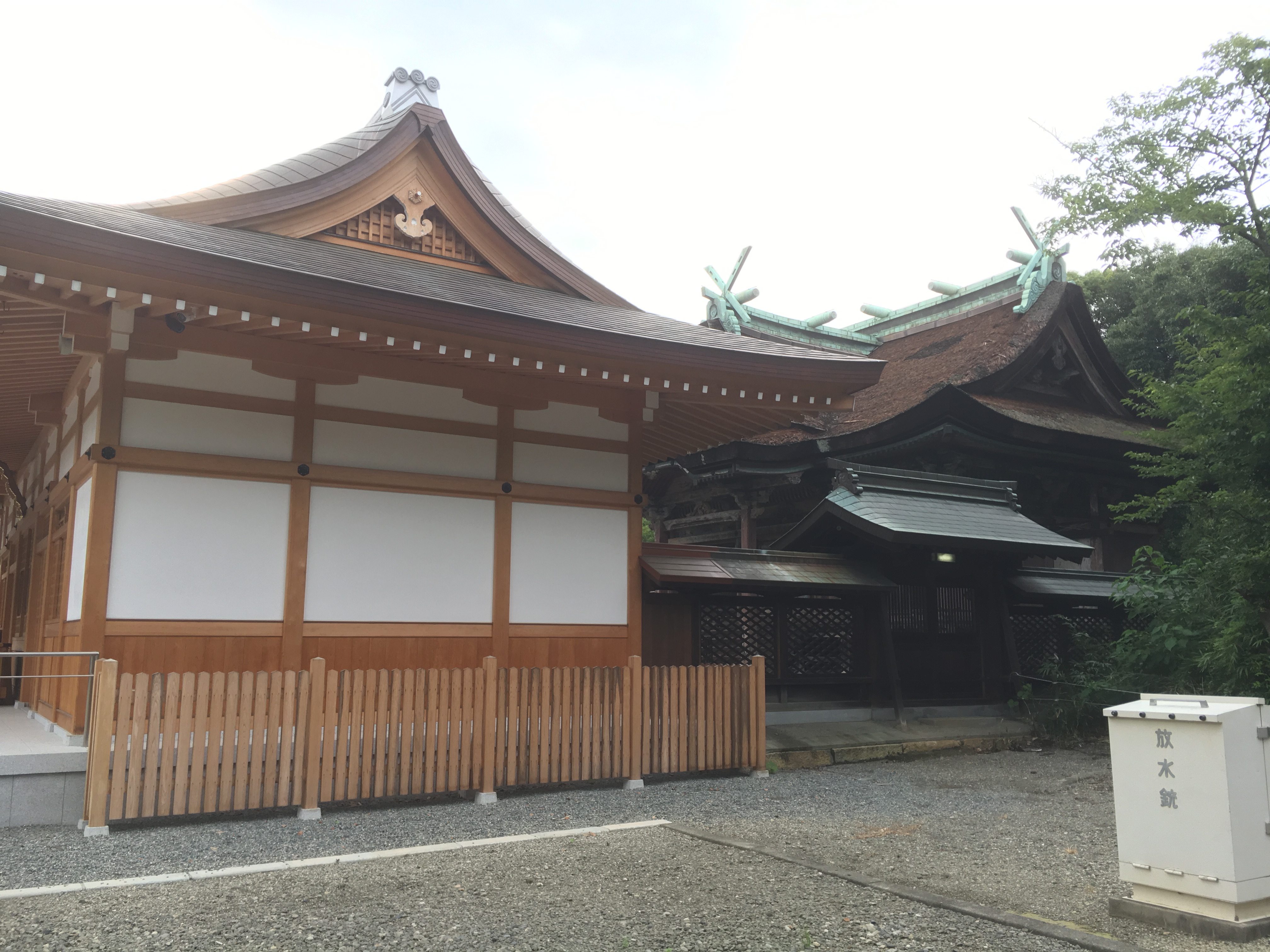 Hijiri Shrine's very old honden and much newer haiden