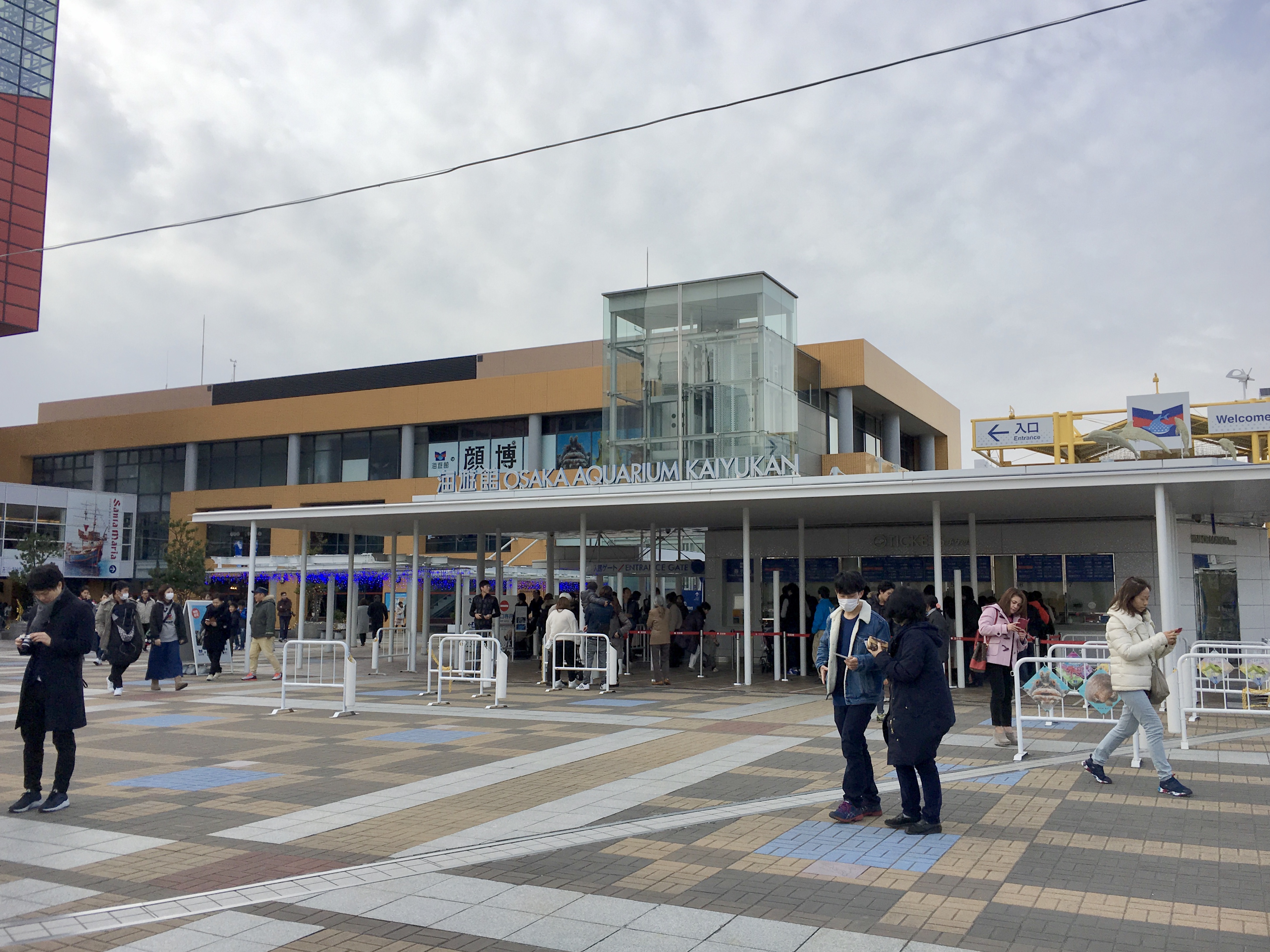 ticket booth for the Osaka aquarium kaiyukan on a cloudy day