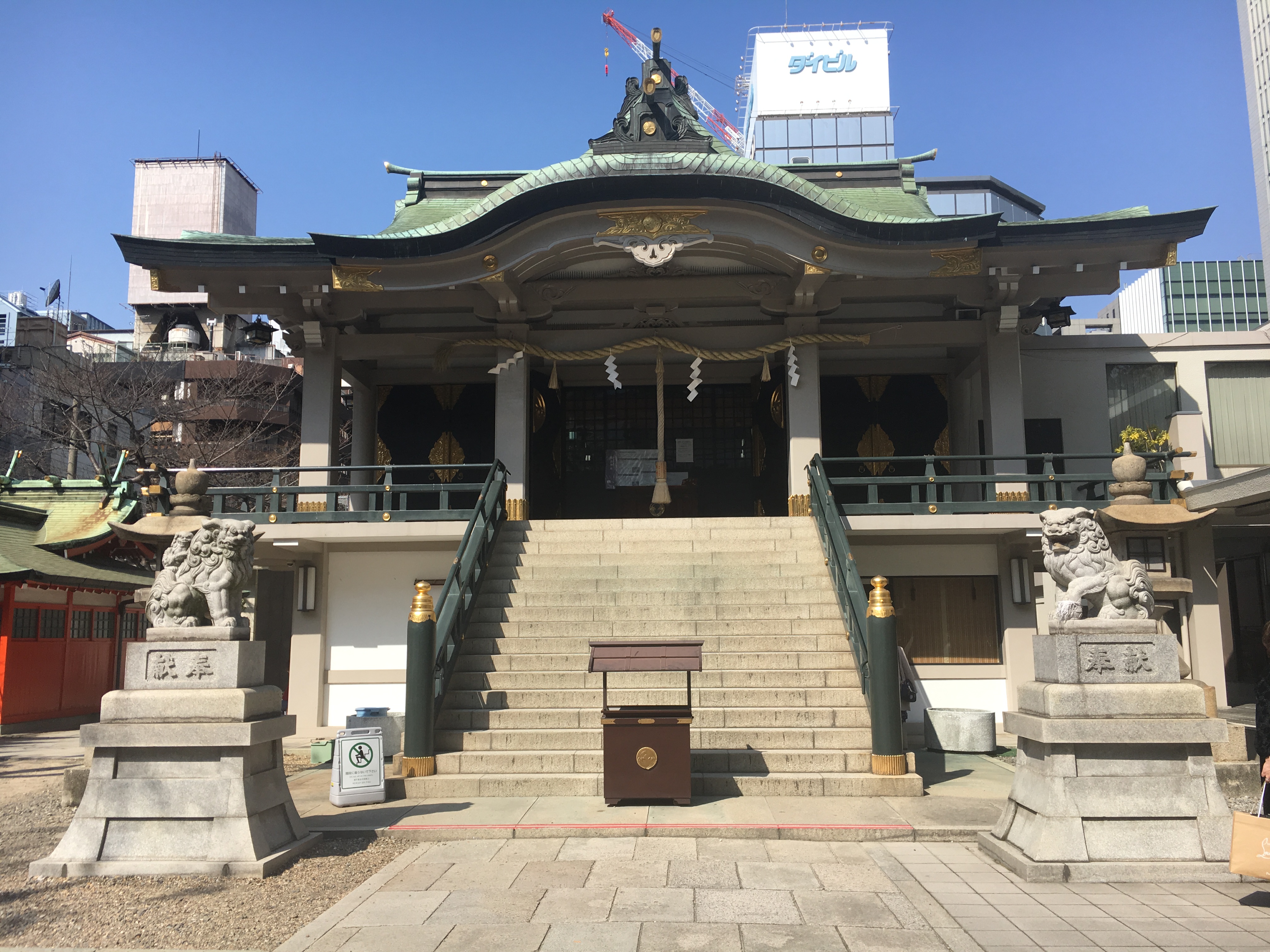 honden of Namba Shrine with stone lions