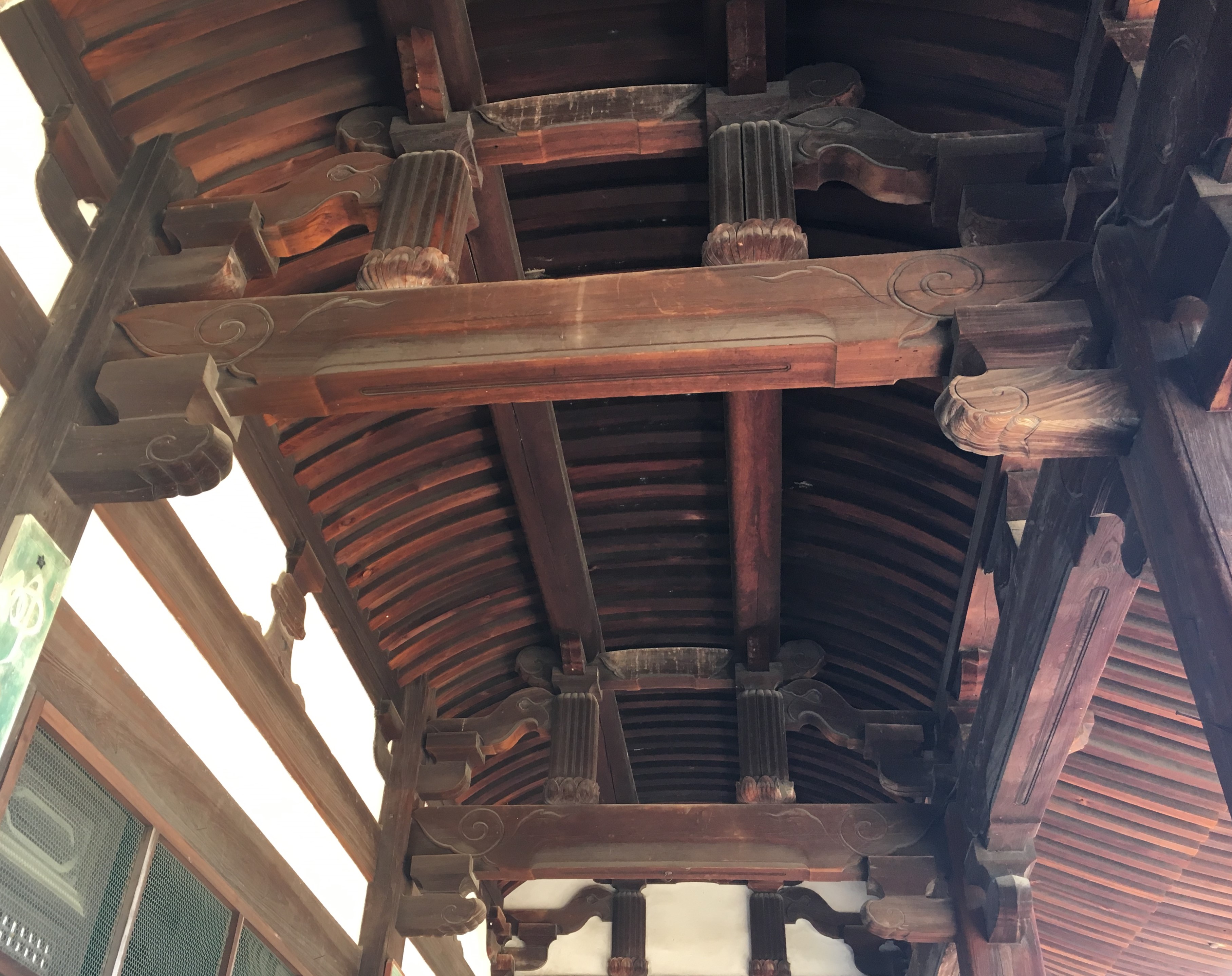 arched roof style architecture of manpuku-ji tempel 