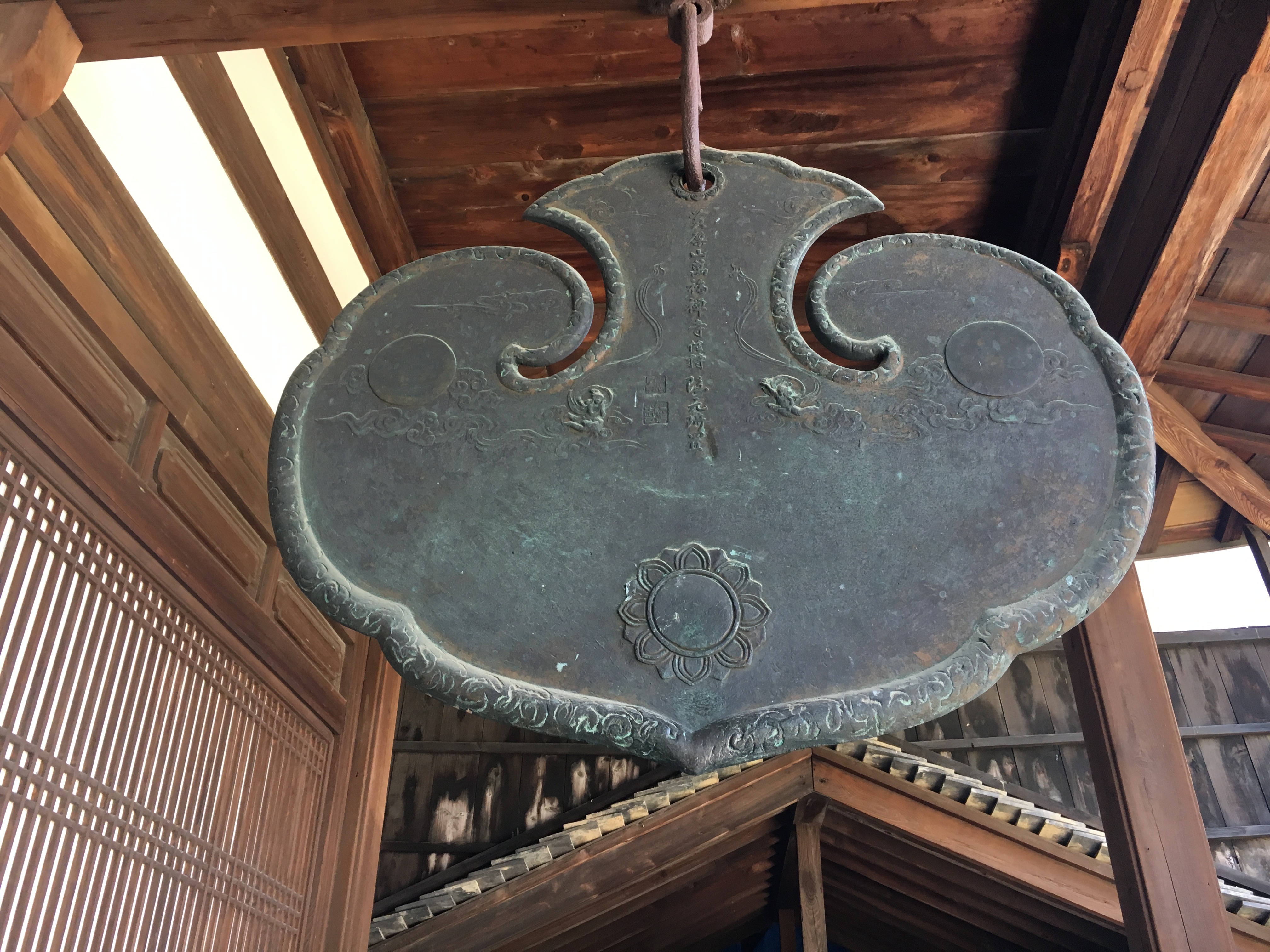 unusual spade shaped metal gong called an unpan at manpuku-ji temple 