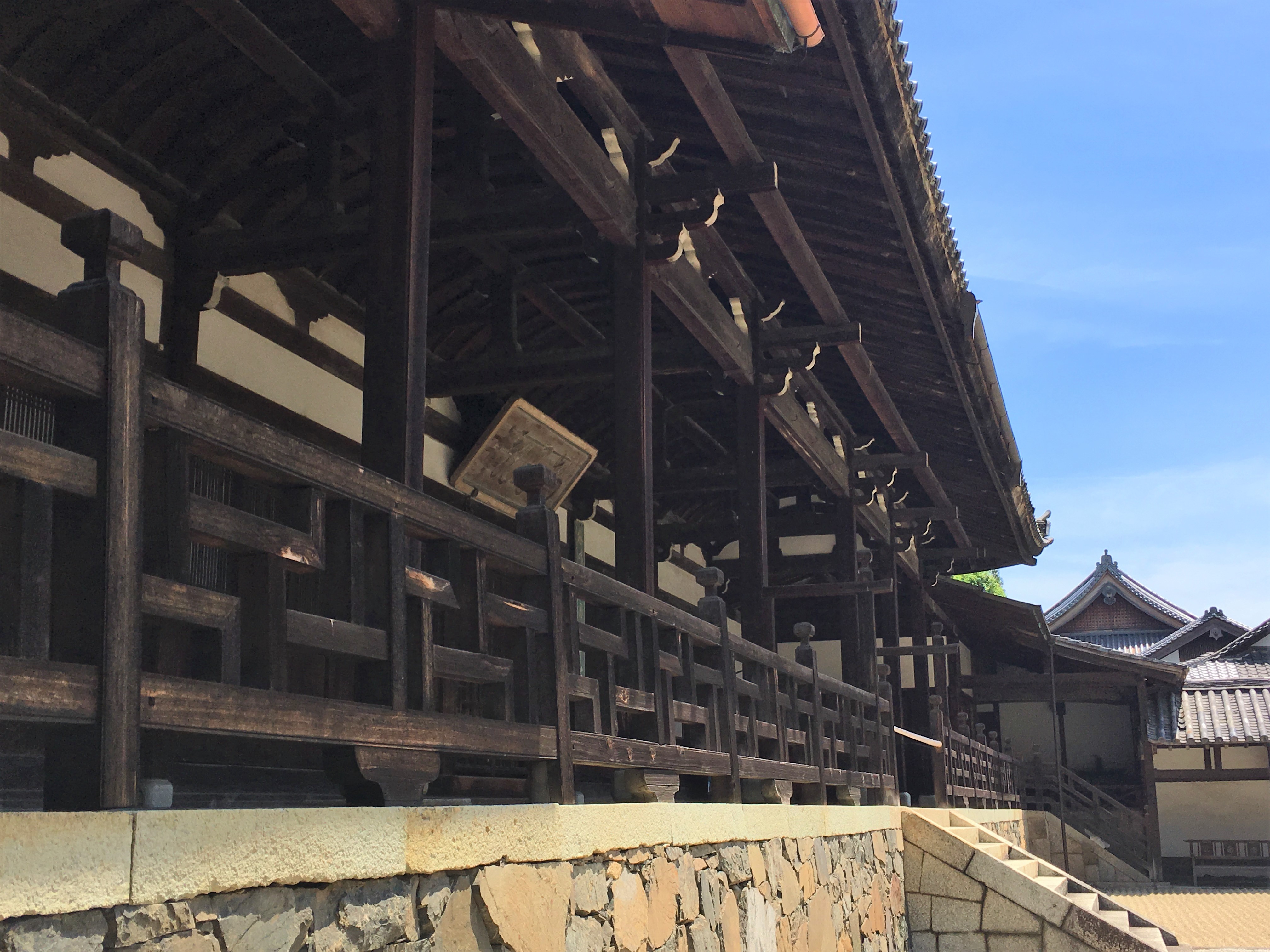 manji-kuzushi fence at manpuku-ji hatto and gravel courtyard