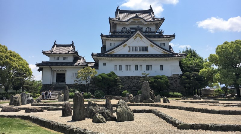 Main keep of Kishiwada Castle and the garden