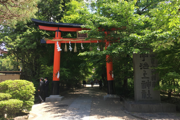 Wooded entrance of Ujigami Shrine