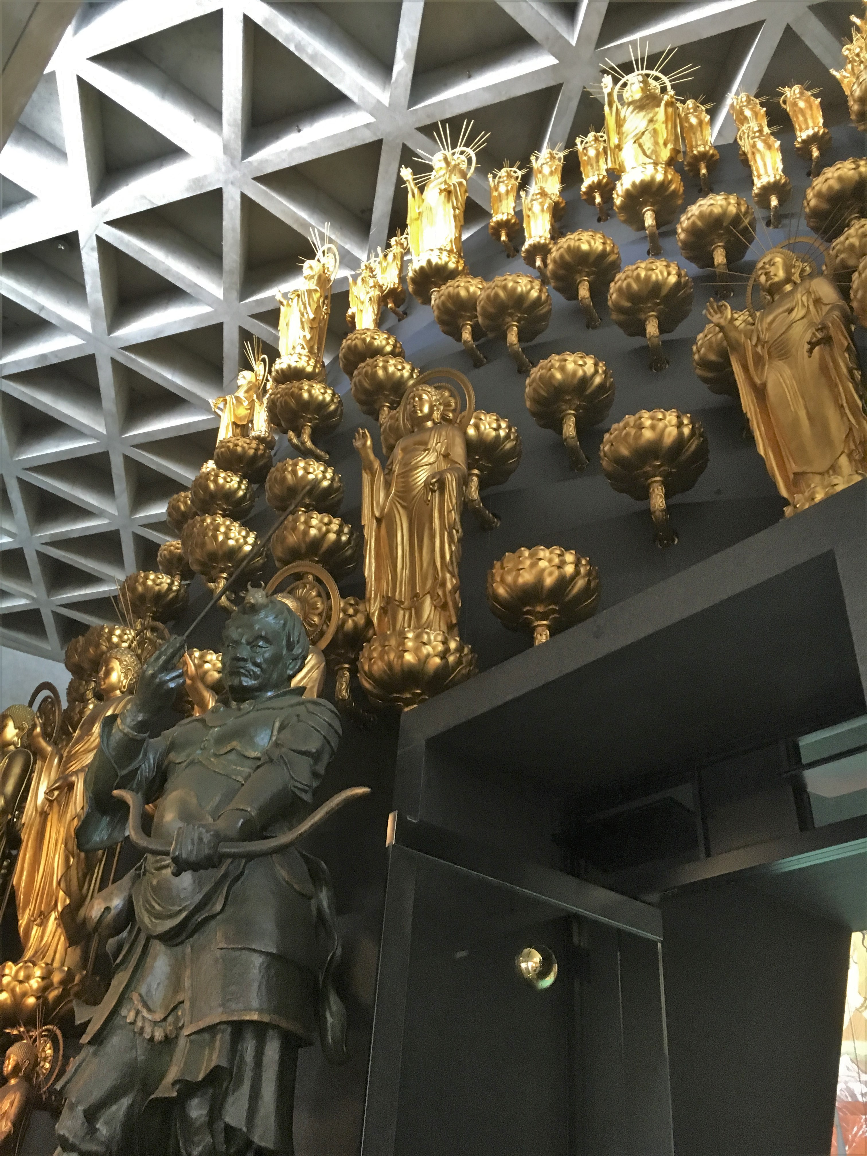 hundreds of golden buddha statues inside Isshin-ji sanzenbutsu-do