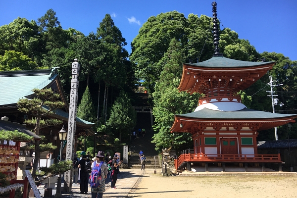 Jison-in Temple, the start of Choishi michi 