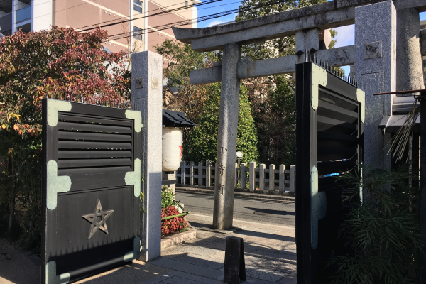 the gate of Abeno Seimei Shrine 