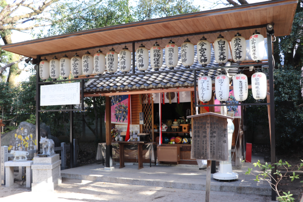 a little shrine enshrining Asukai clan