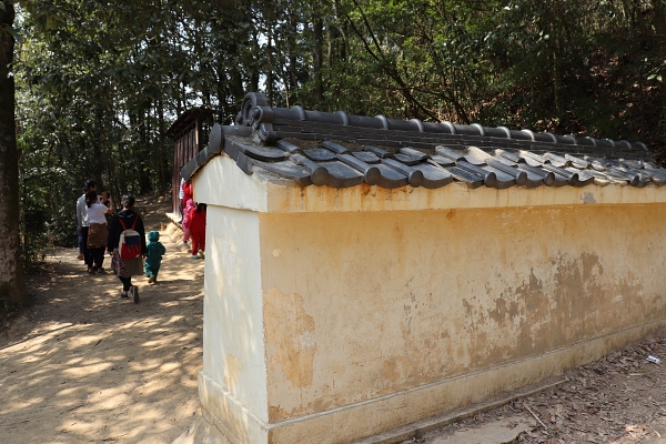 stone wall to climb 