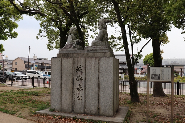 The statue of Kusunoki Masashige and Kusunoki Masatsura