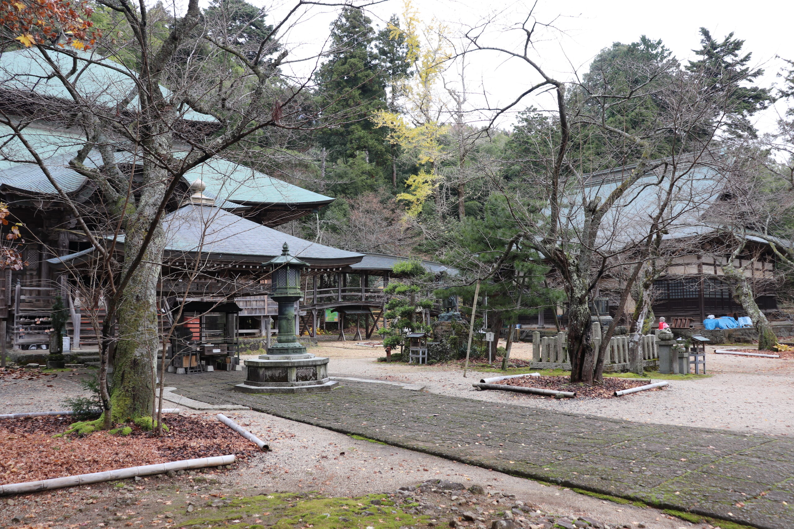 松尾寺の境内
