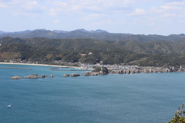 Hashigui-iwa Rocks seen from Kii Oshima Island