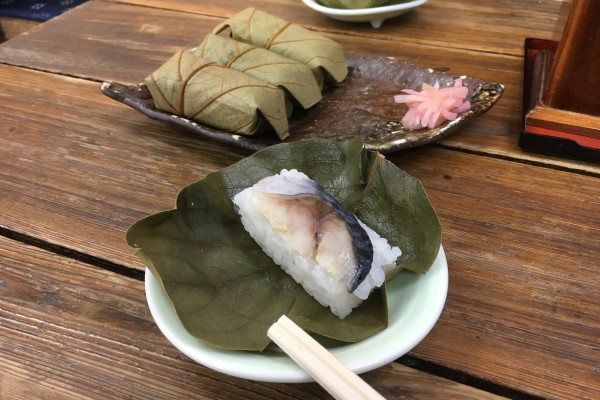Mackerel kakinoha-zushi 