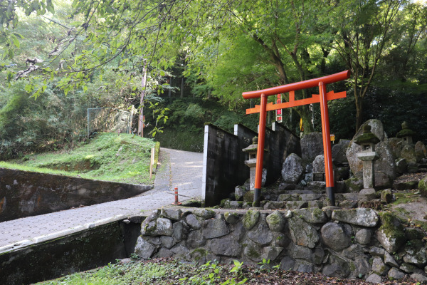 暗越奈良街道沿いにあるお塚