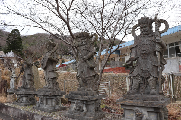 Buddhist statues: Shitenno