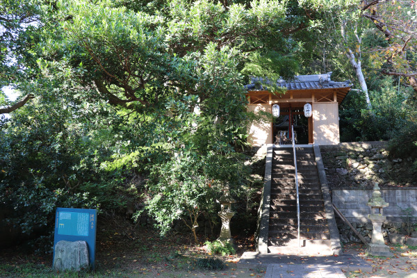 Sakasagawa Oji and Sakasagawa Shrine along the Kumano Kodo Kiiji Trail