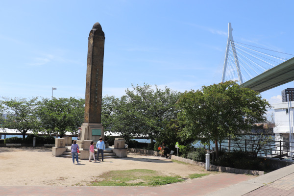 Commemorative statue for Emperor Meiji's visit to Mount Tenpo in 1868