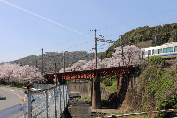 Train corssing the Yamanak River at Yamanakadani