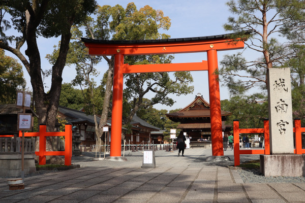 Entrance to Jonan-gu Shrine's courtyard