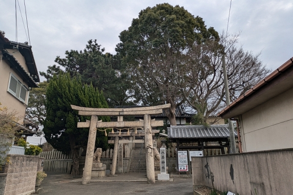 八品神社です。