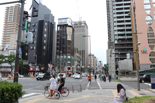 Crossroads of Sakaisuji Street and Nagahori Street.