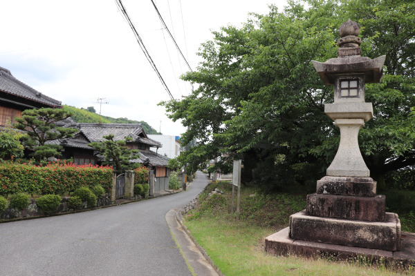 高野街道の三軒茶屋の常夜灯