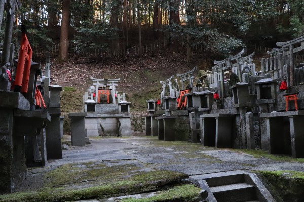 稲荷山のお塚