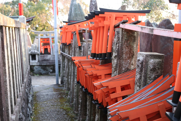 お塚と鳥居