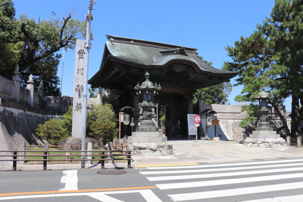 Main gate of Toyokawa Inari
